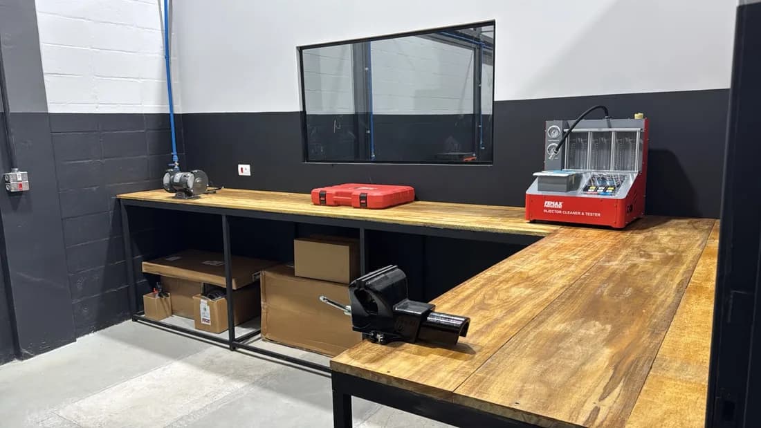 Bancada de trabalho com morsa e equipamento de teste de injetores
