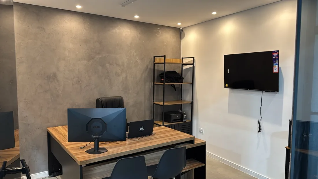 Recepção da unidade, com mesa de atendimento